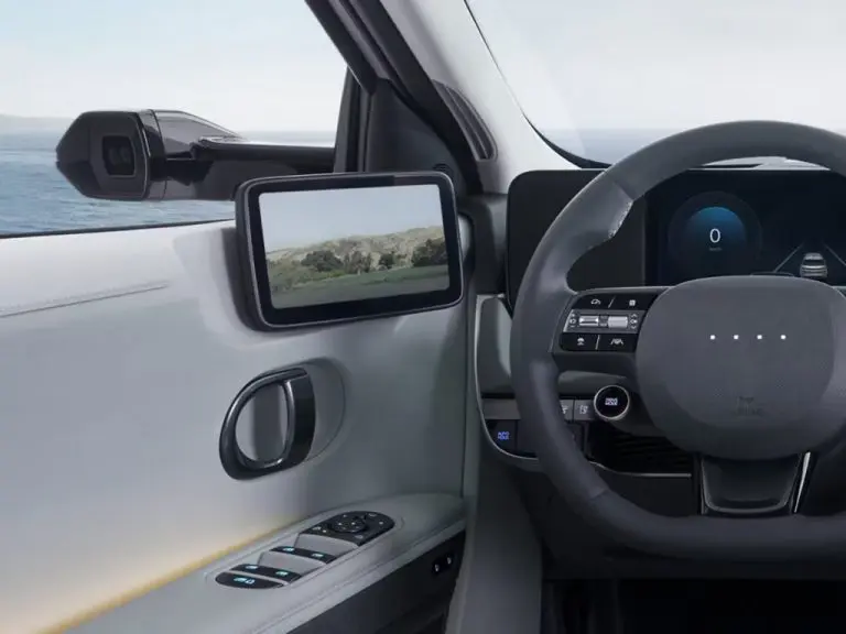 Digitaaliset tausta- ja sivupeilit
